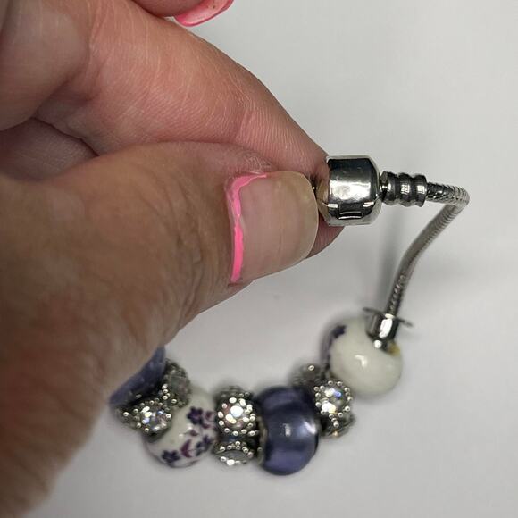 Silver tone bracelet beaded with easy on closure violet purple costume jewelry - Picture 3 of 10